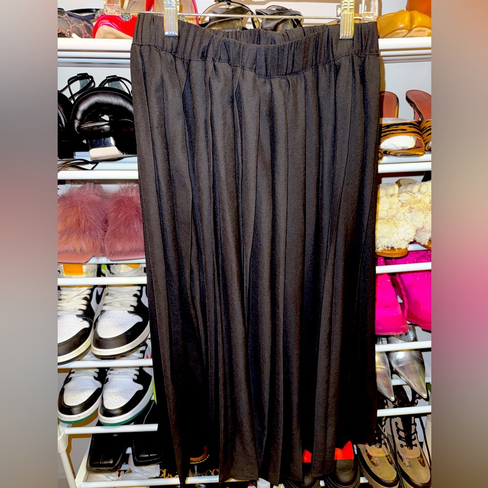 H&M Black Pleated Skirt
